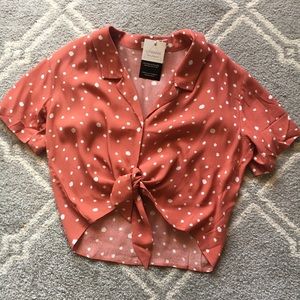 Cropped, knitted polka dot blouse in a rust color